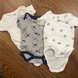 Newborn short sleeved body suits